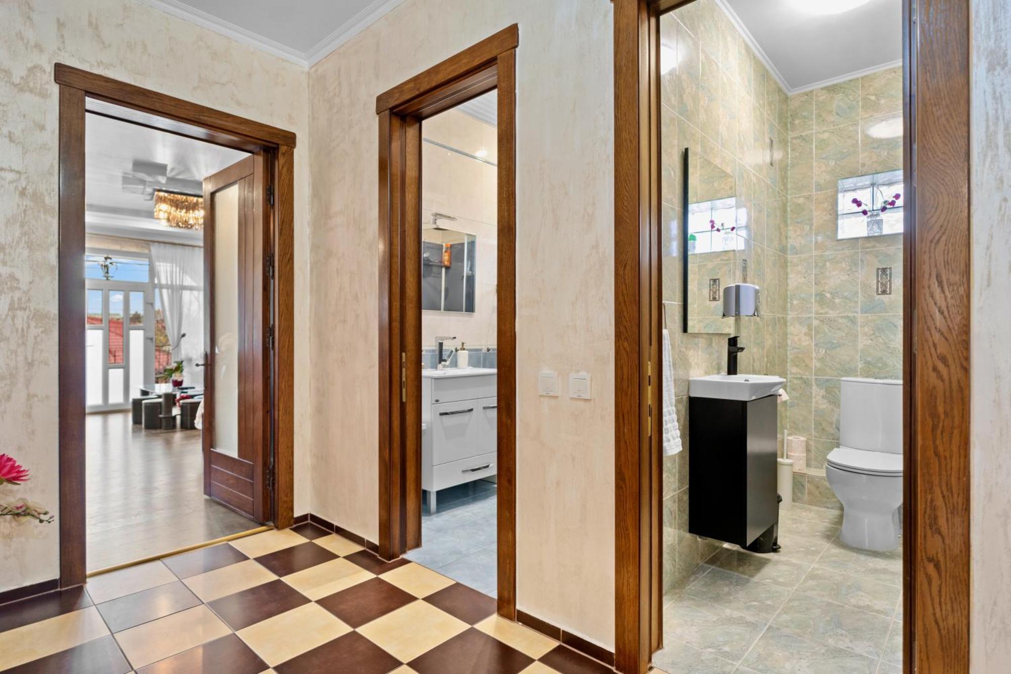 Luxurious Villa With Lush Garden And Huge Terrace Near Herastrau Park Bucharest Exterior photo