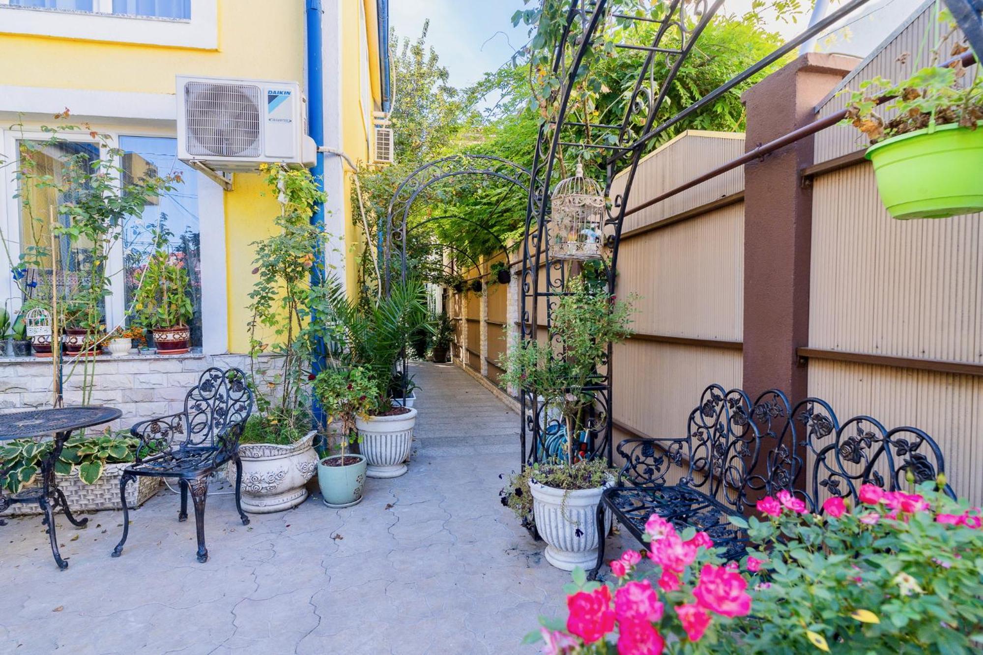 Luxurious Villa With Lush Garden And Huge Terrace Near Herastrau Park Bucharest Exterior photo